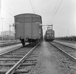 856395 Gezicht op het goederenemplacement te Utrecht C.S., met rechts de electrische locomotief nr. 1133 (serie 1100) ...